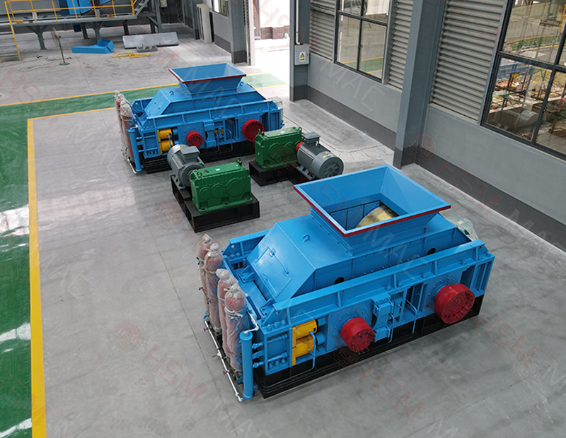 水泥灰?guī)r破碎機(jī)，水泥灰?guī)r對(duì)輥破碎機(jī)廠家，大型液壓對(duì)輥制砂機(jī)價(jià)格1